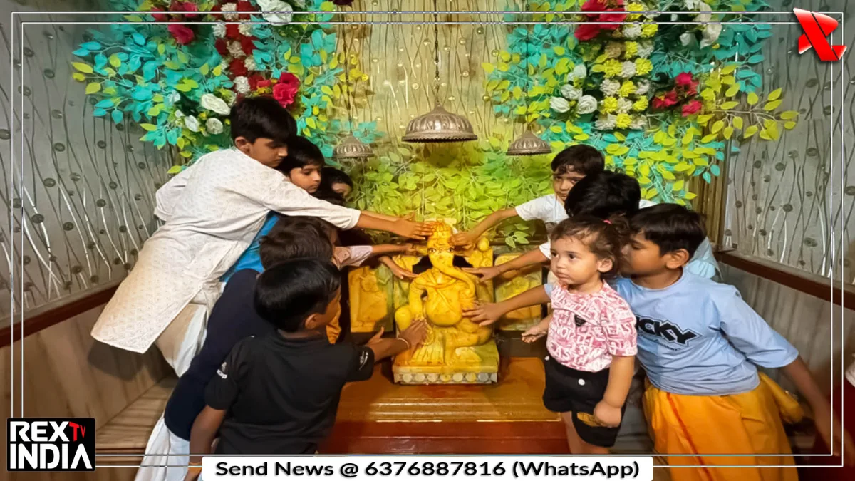 गणेश महोत्सव का रंग चढ़ा, बाल भक्तों ने किया गजानन का अभिषेक