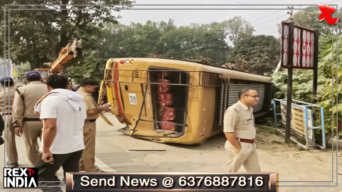 तेज रफ्तार ट्रक की टक्कर से पुलिस बस पलटी, 4 जवान समेत 7 लोग घायल