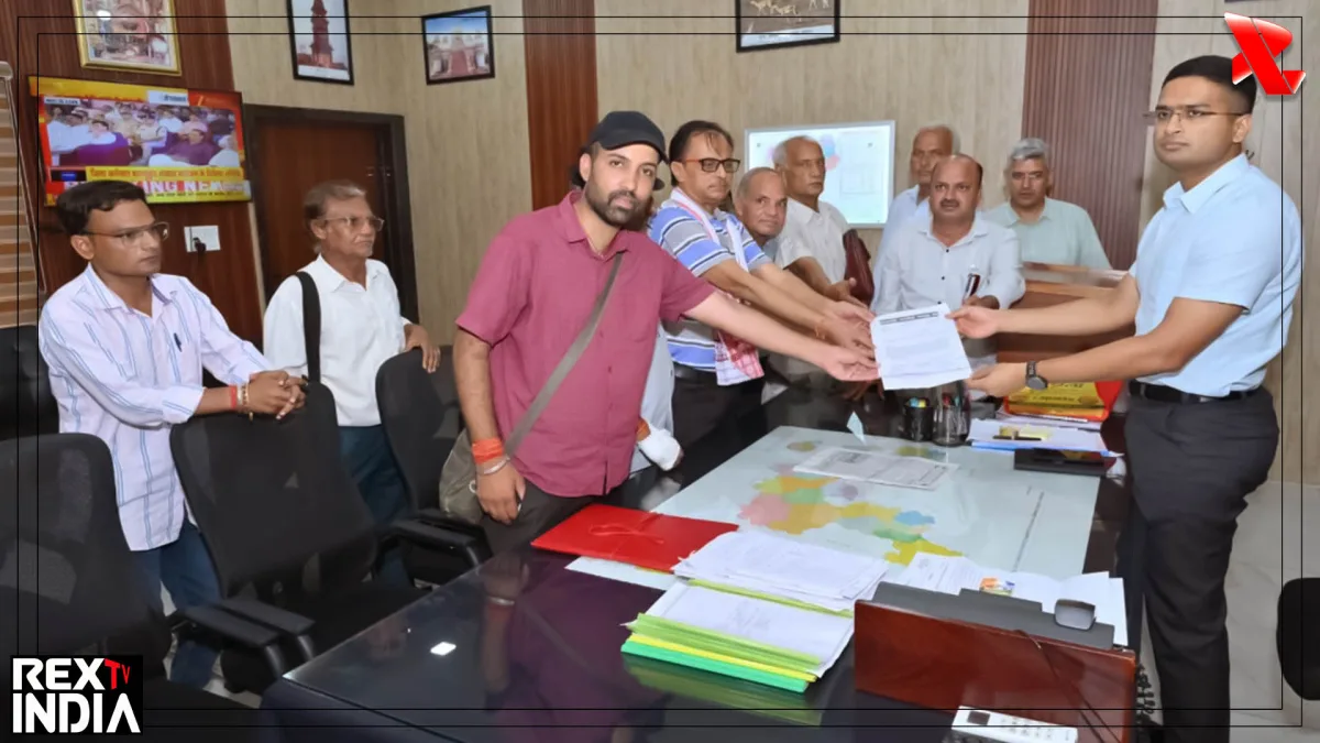 ज्ञापन प्रस्तुत करते हुए पत्रकार