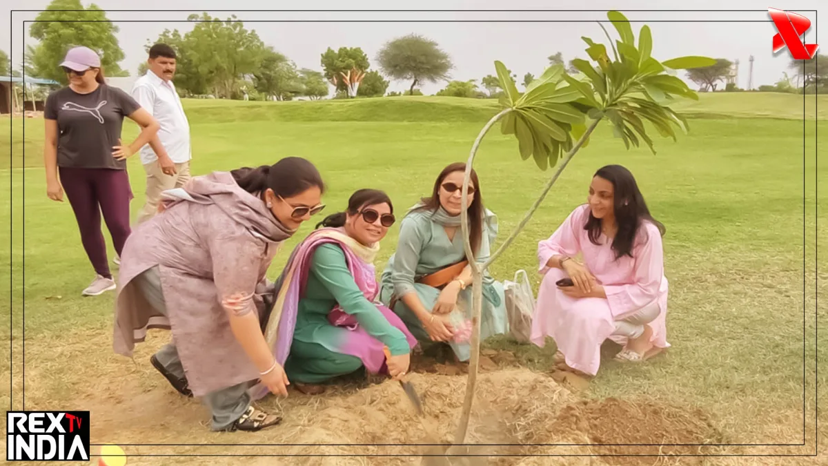 एक पेड़ मां के नाम अभियान में रोटरी अपराइज क्लब ने बांटे पौधे
