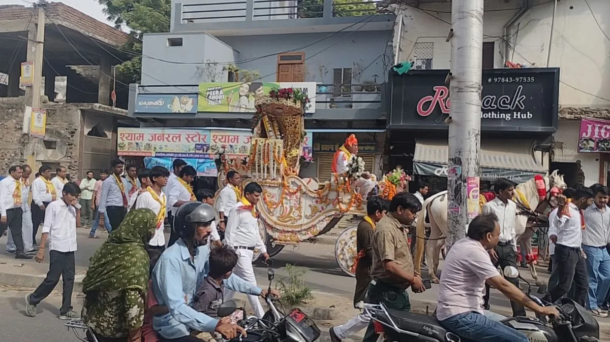 जयकारों और आतिशबाजी के बीच निकली अग्रसेन रथ यात्रा, उमड़ा जनसमूह