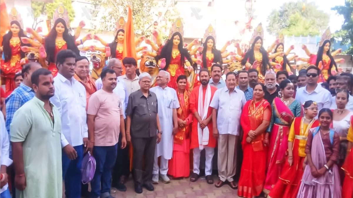 पर्यावरण संरक्षण की पहल, 56 मिट्टी की दुर्गा प्रतिमाएं निशुल्क बांटी