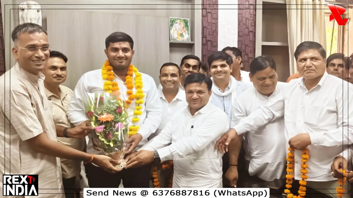 बीजेपी नेताओं ने किया प्रशासनिक परिसर में अधिशासी अधिकारी का स्वागत