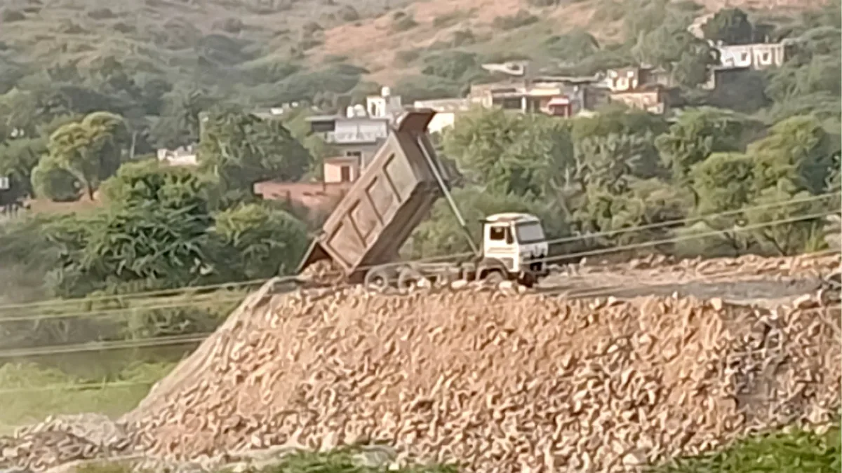 जोहड़ी में ओवरबर्डन डालने का आरोप, अस्तित्व बचाने की उठी मांग
