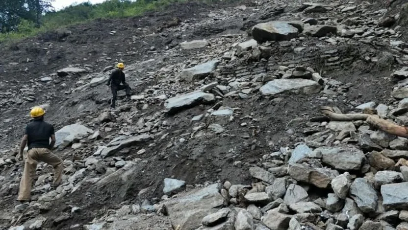 केदारनाथ मार्ग पर गिरे पत्थर, डोली संचालक घायल, सुरक्षा पर उठे सवाल