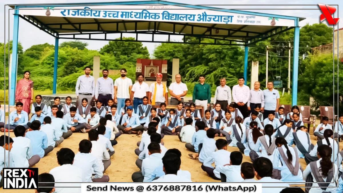 भामाशाह लालाराम अहीर ने सरकारी स्कूल के बच्चों को बांटे आई कार्ड