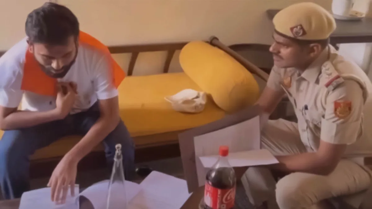 तिरंगा मार्च को लेकर टकराव, अभिजीत दीपके को पुलिस का नोटिस जारी