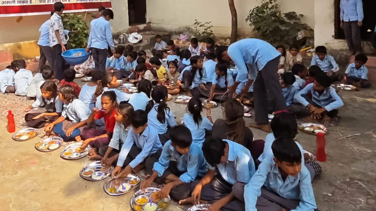 कन्या पूजन में 208 बालिकाओं को भोजन, सामाजिक समरसता का संदेश दिया