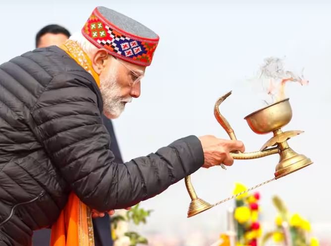 PM मोदी ने संगम में लगाईं 11 डुबकी, लिए 11 संकल्प, काले कपड़ों में की पूजा – देखें तस्वीरें