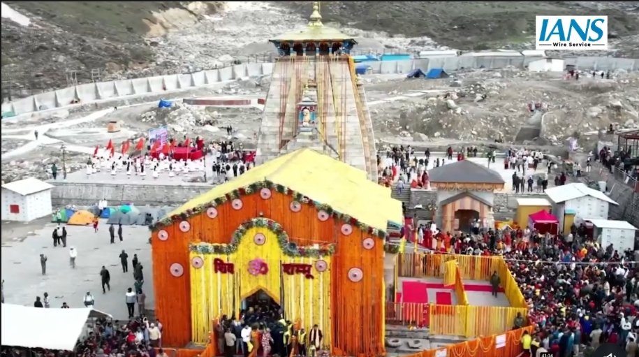 केदारनाथ धाम के कपाट खुले! हजारों भक्तों का सैलाब उमड़ा, हेलीकॉप्टर से हुई पुष्पवर्षा