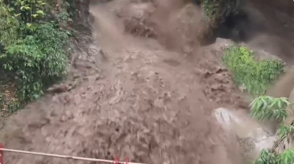 कैंपटी फॉल बना सैलाब! मूसलाधार बारिश ने मचाया कोहराम, दुकानें डूबी, पर्यटक सहमे