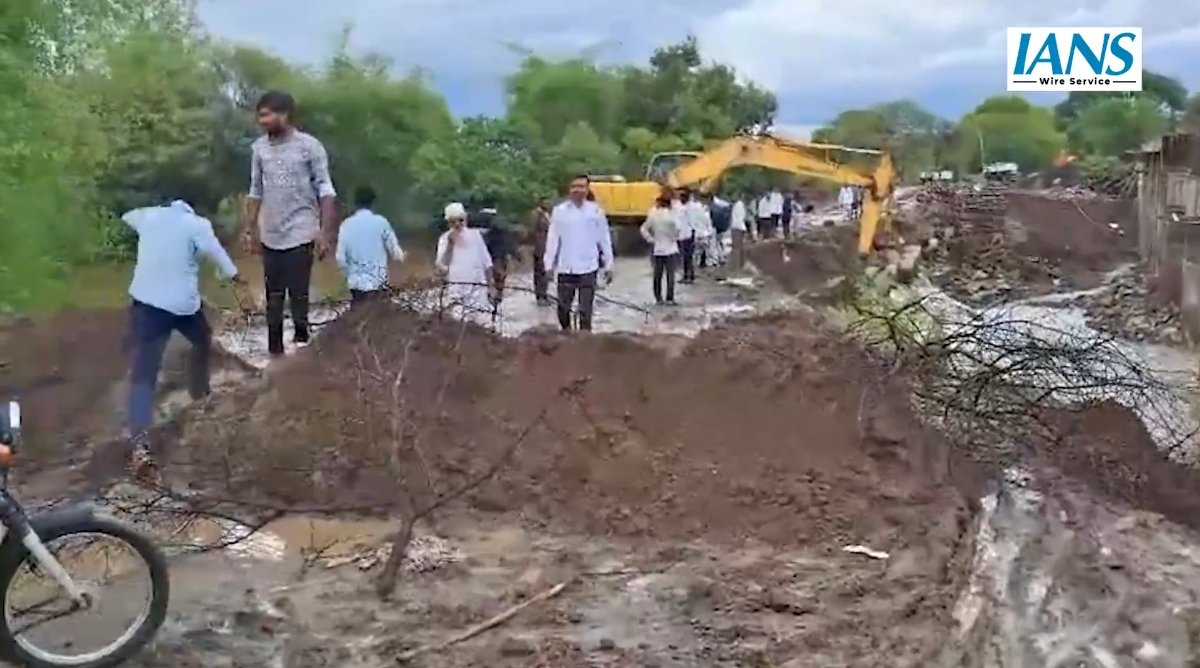 लातूर में बारिश का विकराल रूप: घरणी नदी में बाढ़ से पुल ढहा, 16 गाँवों का मुख्य सड़क से संपर्क टूटा