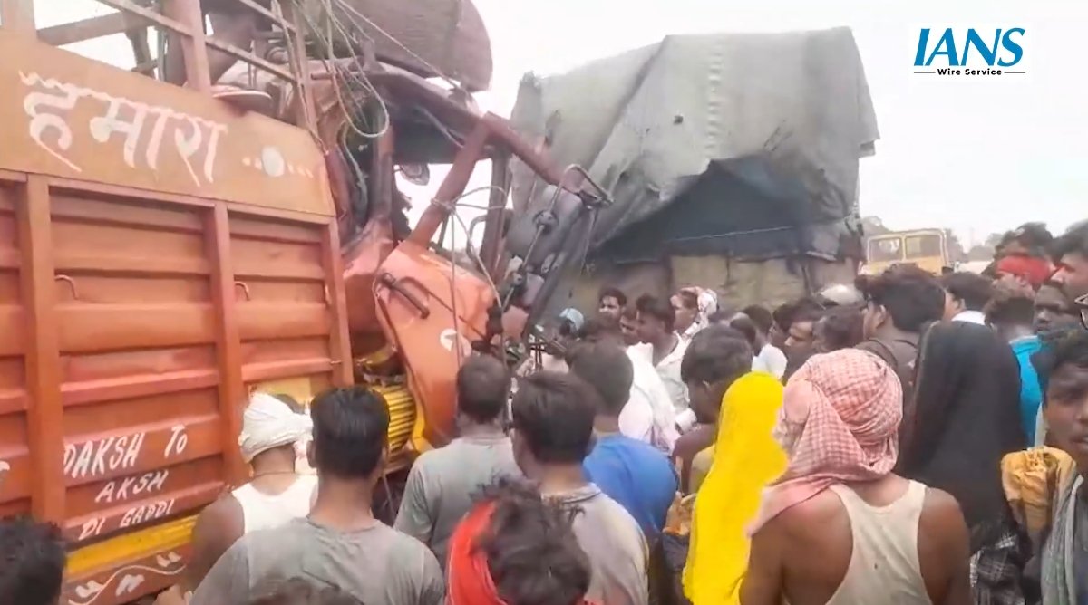 औरंगाबाद में NH-19 पर भीषण टक्कर: ट्रक चालक घंटों फंसा रहा, जिंदगी मौत से जूझती रही