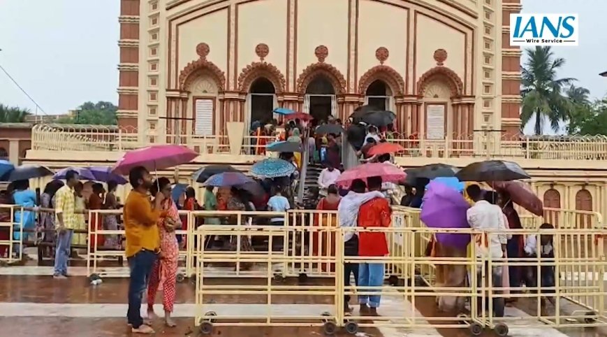 उत्तर 24 परगना: फलहारिणी अमावस्या पर भक्ति का अद्भुत सैलाब, बारिश भी न रोक पाई श्रद्धा