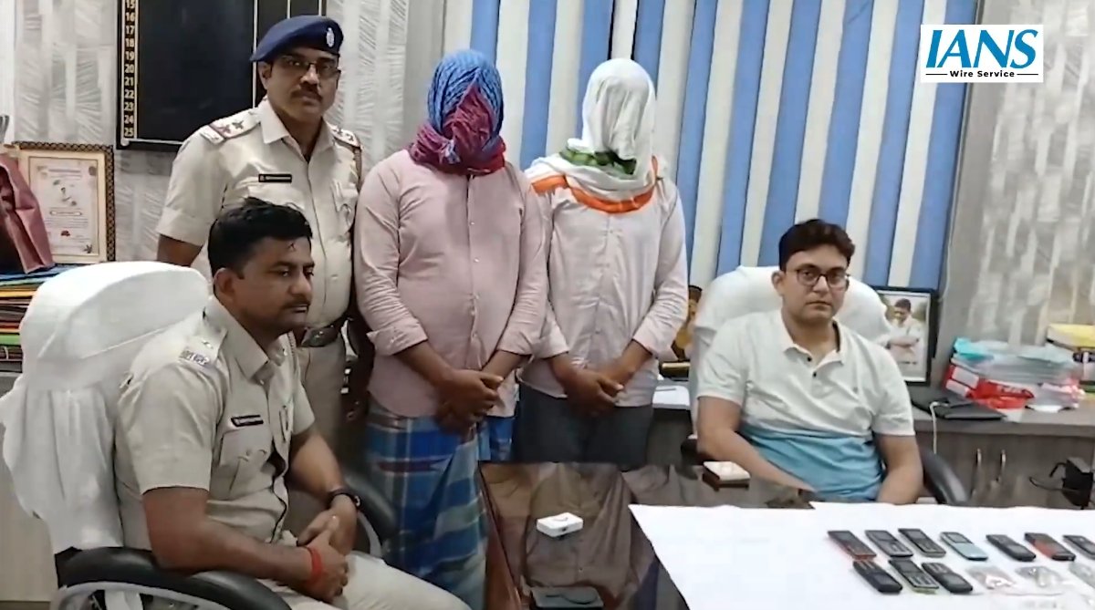 सिम कार्ड का जाल: मुर्शिदाबाद में दो शातिर गिरफ्तार, साइबर ठगी के बड़े नेटवर्क का पर्दाफाश