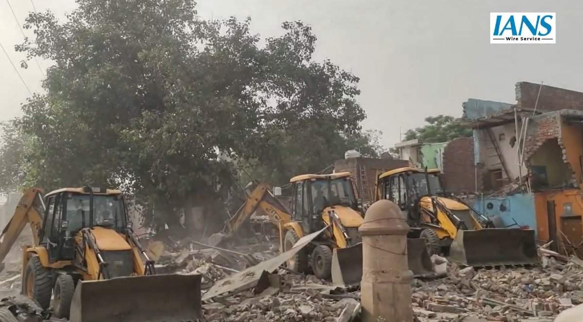 अदालत के आदेश पर चला बुलडोजर: मद्रासी कैंप में 300 से अधिक झुग्गियां ध्वस्त