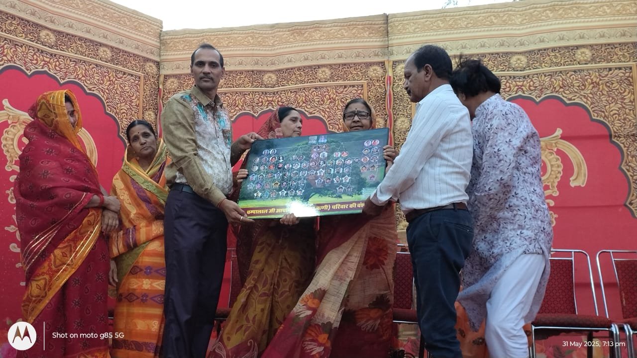 डिजिटल युग में रिश्तों की संजीवनी: नवलकिशोर आचार्य का नवाचार, एक वंशावली में संजोया परिवार का अतीत और भविष्य