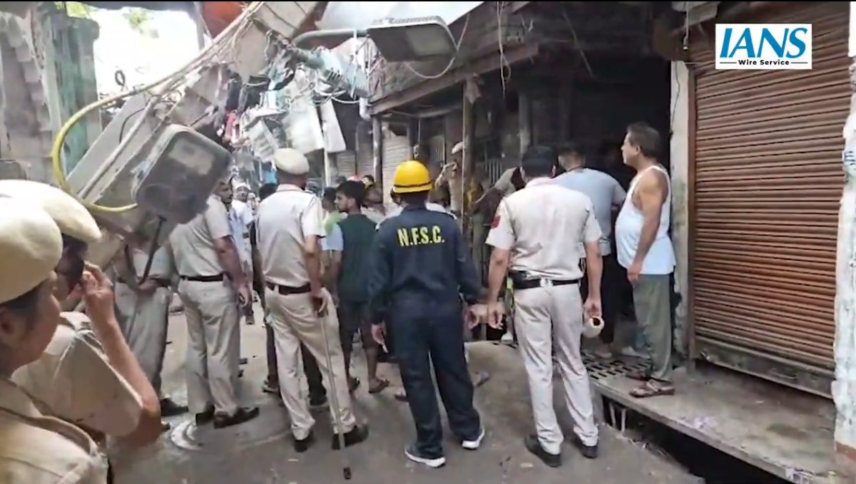 मौत का मंजर: जनता मजदूर कॉलोनी में ढही इमारत, 12 लोग मलबे में दबे