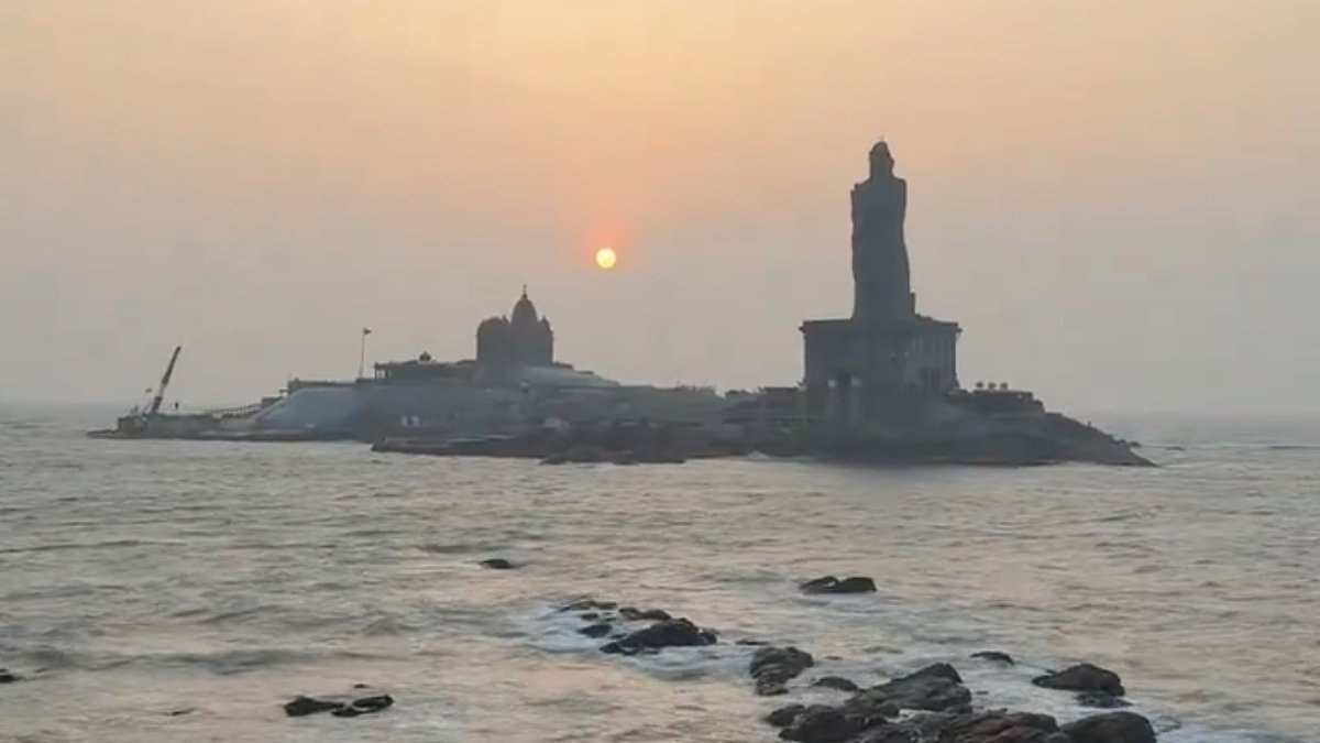 सप्ताहांत का महाकुंभ: सूर्योदय का दीदार और अध्यात्म का संगम, हजारों पर्यटक उमड़े
