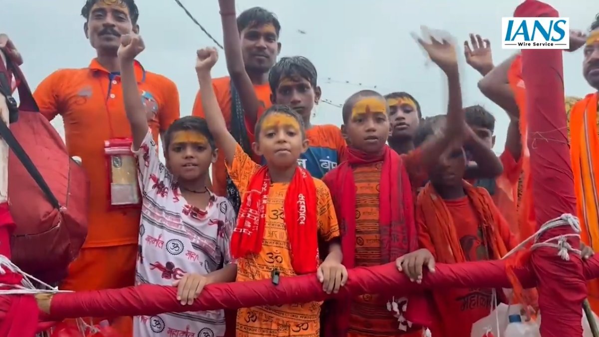 दशाश्वमेध घाट पर आस्था का सैलाब: कांवड़ियों ने उठाया पवित्र गंगाजल, शिव मंदिरों की ओर निकली बोल बम की टोलियां