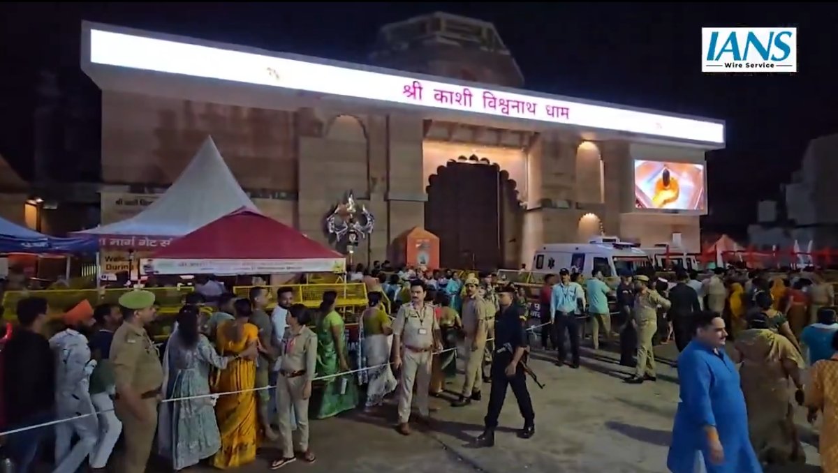 आस्था का महाकुंभ: सावन के पहले सोमवार पर लाखों भक्तों ने किए बाबा विश्वनाथ के दर्शन, गूँजा हर हर महादेव