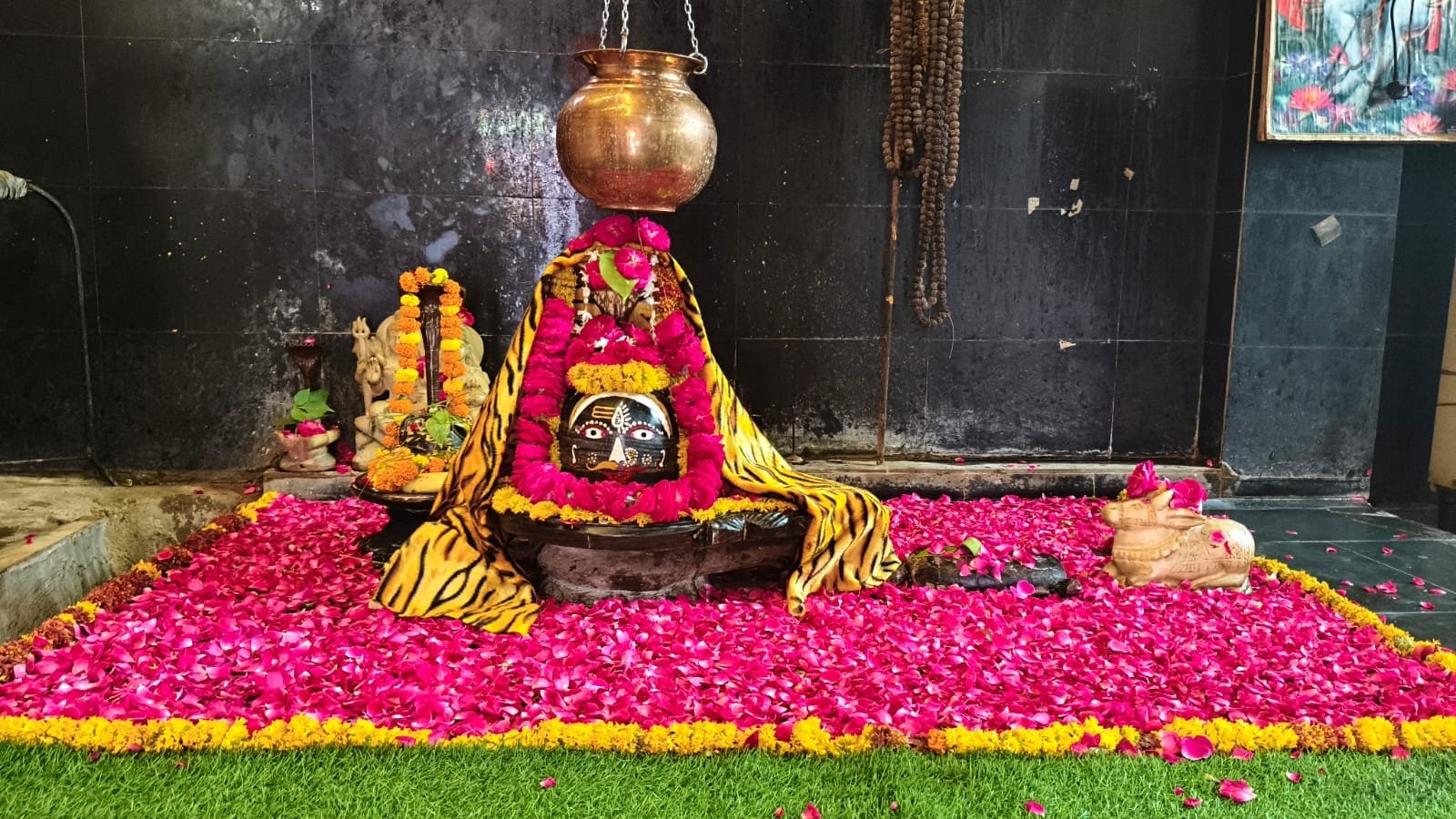 मोक्षधाम में गूँजे भोलेनाथ के जयकारे: गुप्तेश्वर महादेव मंदिर में पंचामृत अभिषेक का पुण्य लाभ