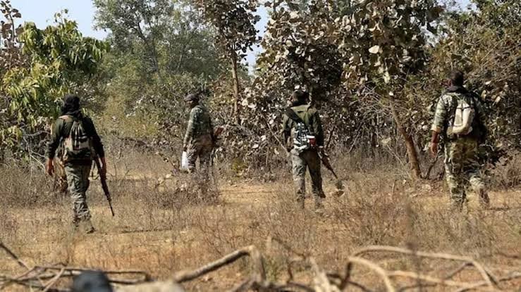 जंगलों में गूंज रही गोलियों की तड़तड़ाहट: 25 लाख का इनामी कुंवर मांझी ढेर, एक जवान घायल