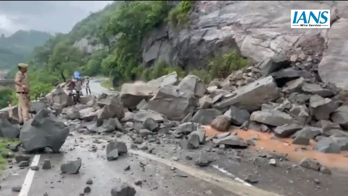 हाईवे पर आफत का मंजर: दुद्धर नाले पर गिरे पहाड़, दशकों पुरानी अमरनाथ यात्रा पर संकट