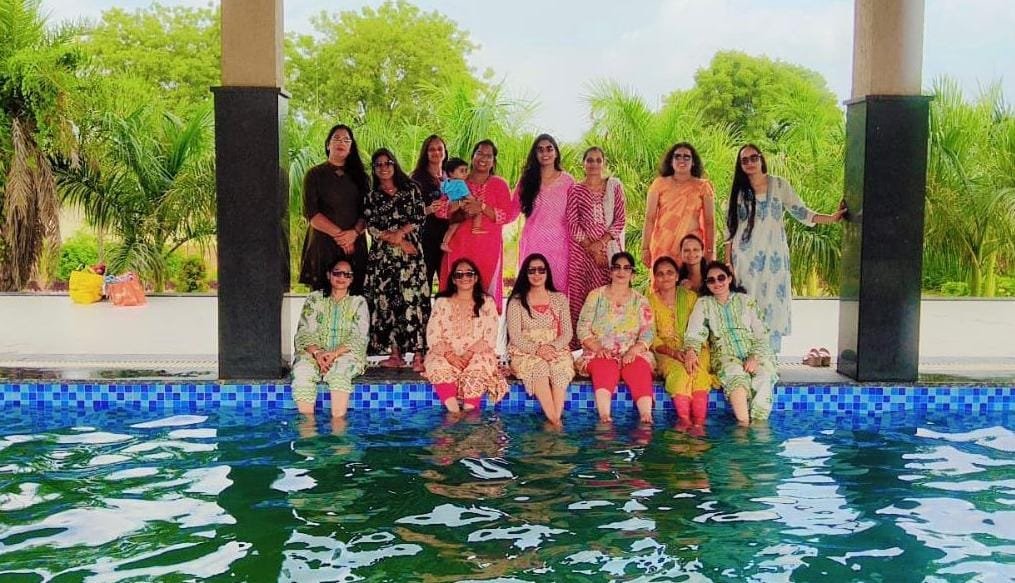 व्यस्त जीवन शैली के बीच आनंद के कुछ पल! महिला मंडल ने उठाया मौसम का लुत्फ, पूल पार्टी में जमकर किया धमाल