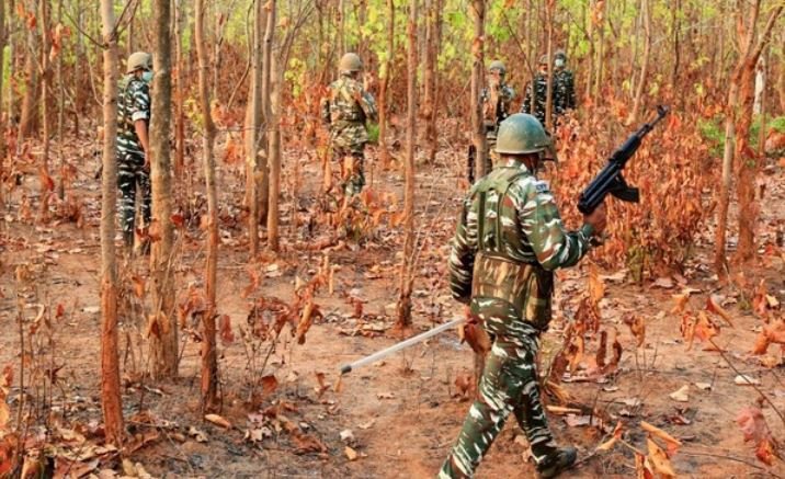 नक्सलवाद पर करारा प्रहार: नारायणपुर में 6 नक्सली मार गिराए, भारी मात्रा में हथियार बरामद