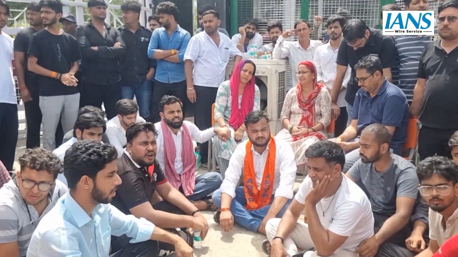 शारदा विश्वविद्यालय में आत्महत्या के बाद परिजनों का प्रदर्शन, छात्रा की मौत पर गहराया रहस्य