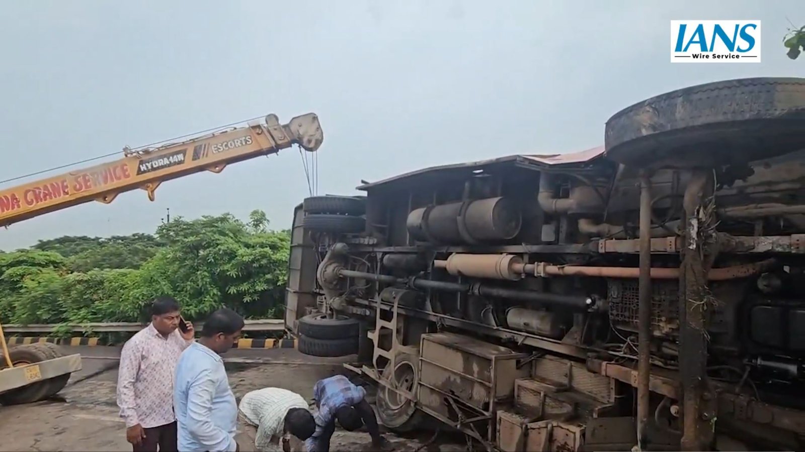 रोंगटे खड़े कर देगा यह हादसा: बस, कार और हाईवा की भीषण टक्कर