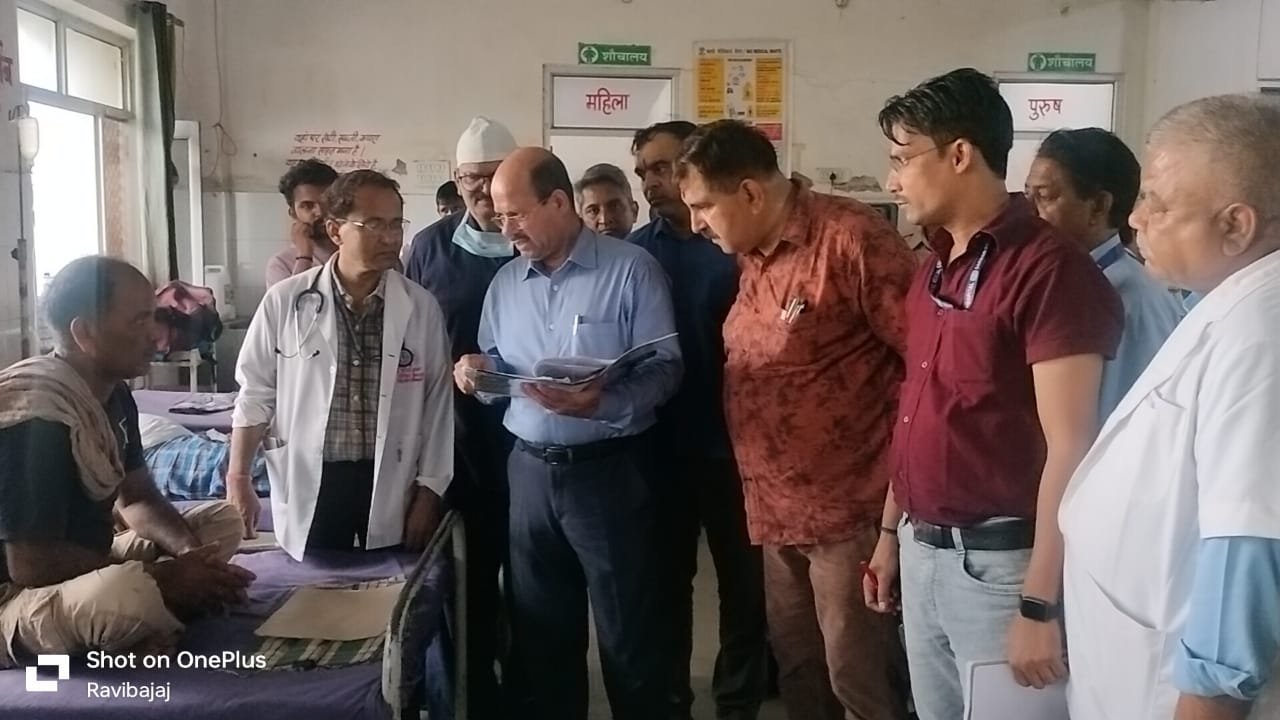 संभागीय आयुक्त ने परखी पीबीएम अस्पताल की व्यवस्थाएं, और सुदृढ़ करने के दिए निर्देश