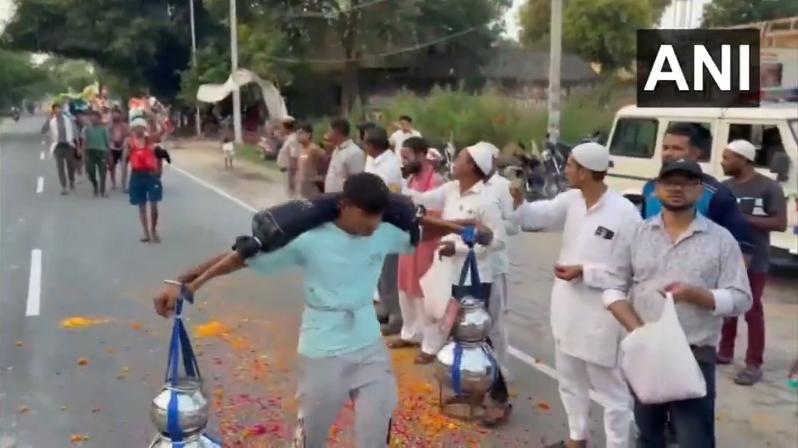 दहशत नहीं, अमन की गूँज: अमरोहा में कांवड़ यात्रा पर  मुस्लिम समाज के लोगों ने की पुष्पवर्षा, सद्भाव का नया अध्याय