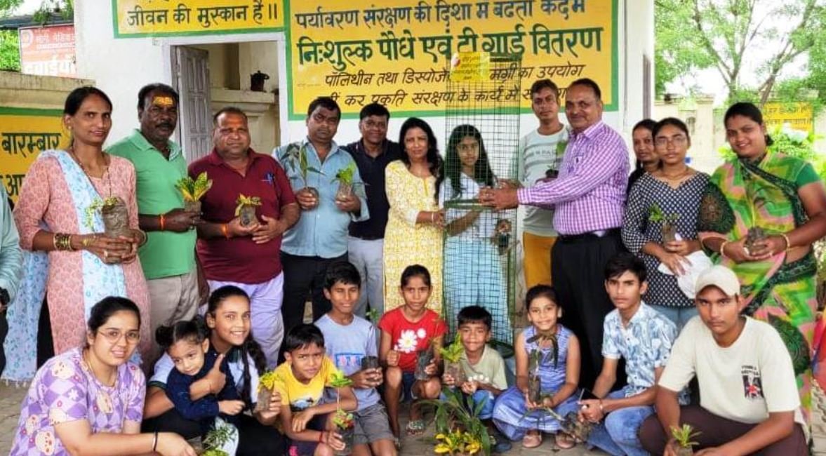 भीलवाड़ा में हरियाली क्रांति: पांचवे दिन संगम समूह ने बांटे 9800 पौधे और 560 ट्री गार्ड, शहर को हरा-भरा बनाने का महाभियान