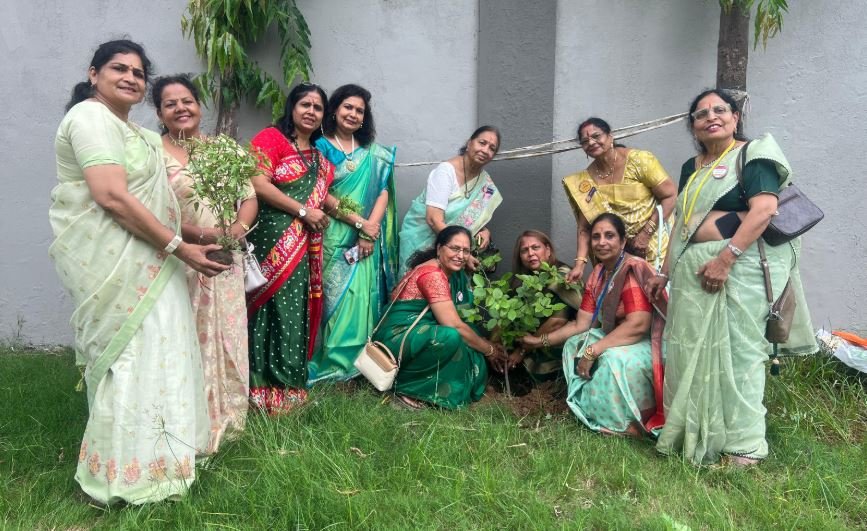 महेश छात्रावास में गूंजी मां की पुकार: 51 पौधे लगाकर भीलवाड़ा की महिलाओं ने लिया पर्यावरण संरक्षण का संकल्प