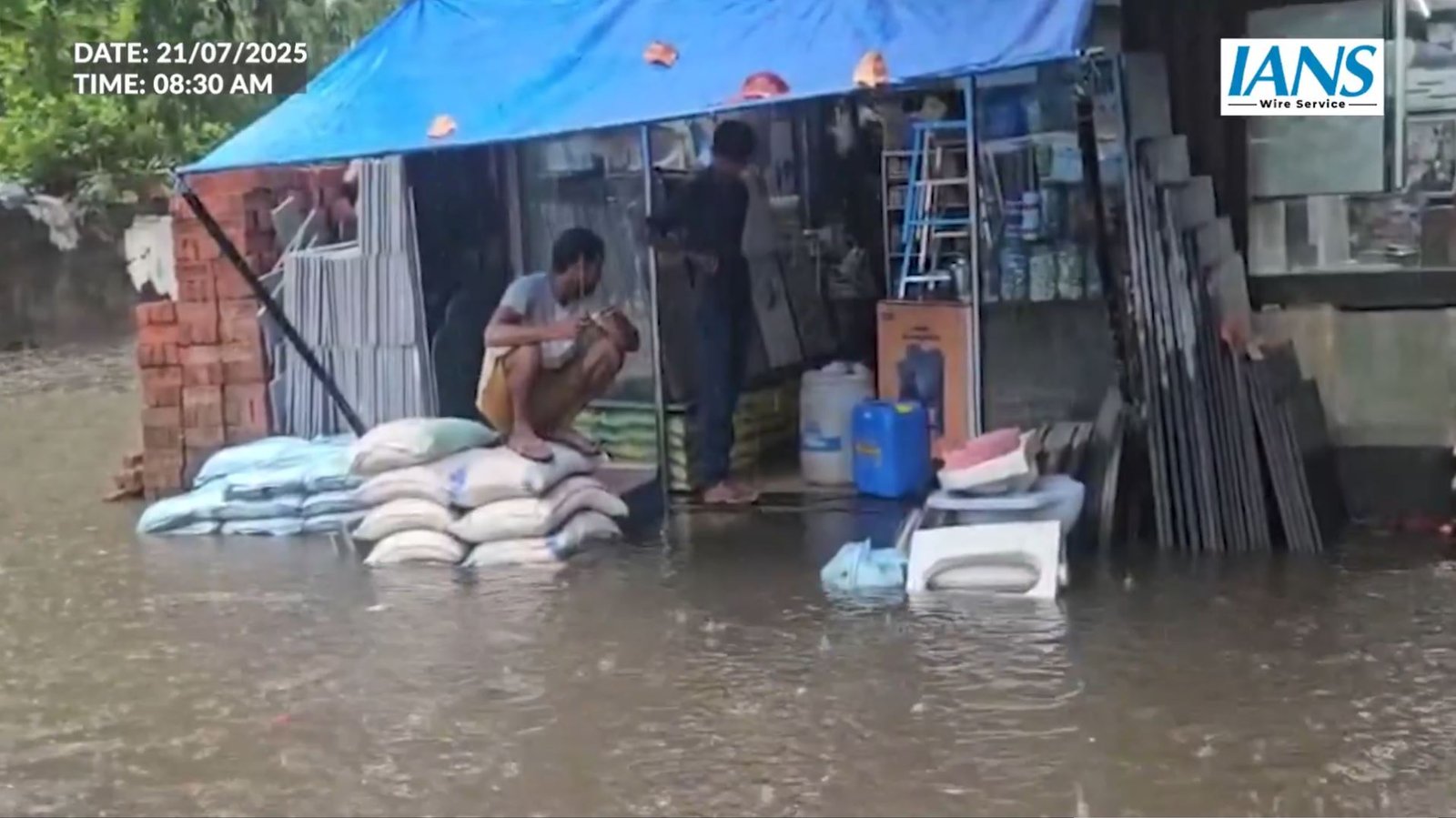 मुंबई में आफत की बारिश: अंधेरी रेलवे स्टेशन के पास भारी जलभराव, जनजीवन अस्त-व्यस्त, प्रशासन बेबस
