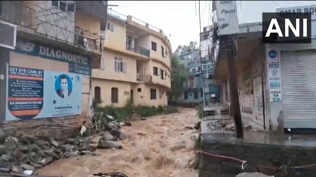 नदियों का रौद्र रूप: राजौरी में बाढ़ का खतरा, जनजीवन अस्त-व्यस्त, स्कूल बंद