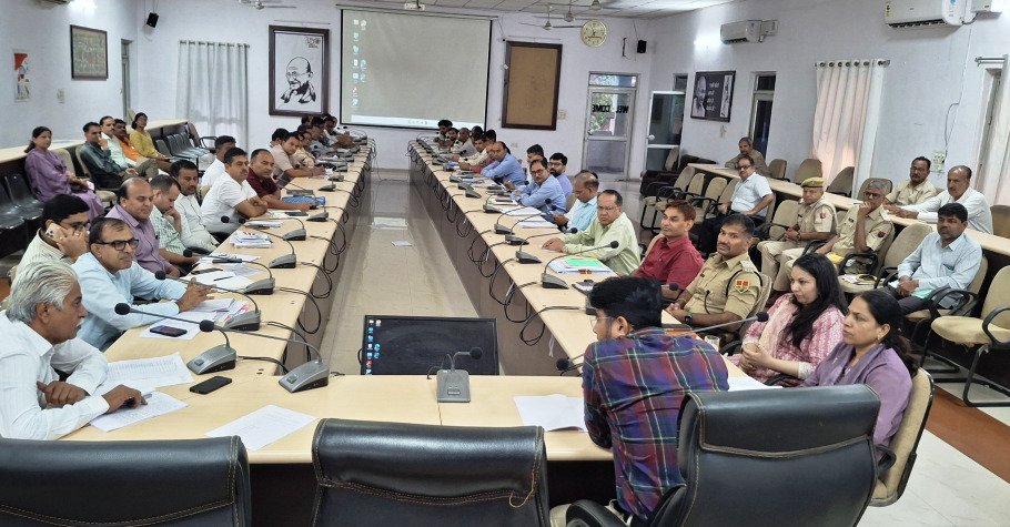 सरकारी योजनाओं की महा-समीक्षा: मिशन इंद्रधनुष से सूर्य घर तक: भीलवाड़ा प्रशासन की बड़ी बैठक