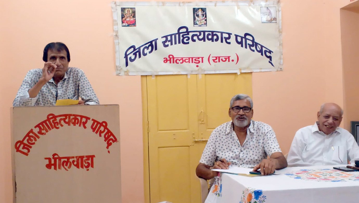 हंसी, प्यार और जीवन के रंग: भीलवाड़ा के कवि मंच पर उमड़े भाव