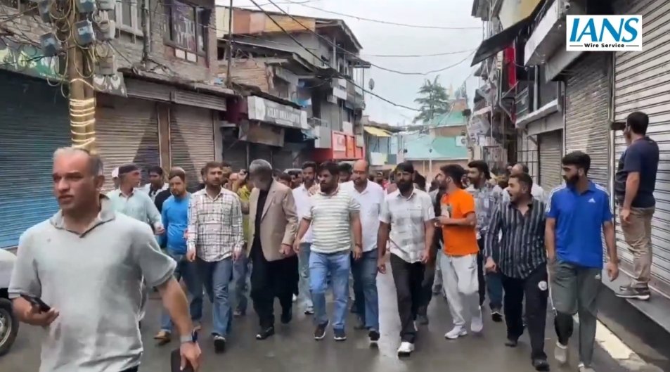 विरोध की आग: जिला मुख्यालय से दफ्तरों को हटाने के खिलाफ सड़कों पर लोग, शोपियां में पूर्ण बंद