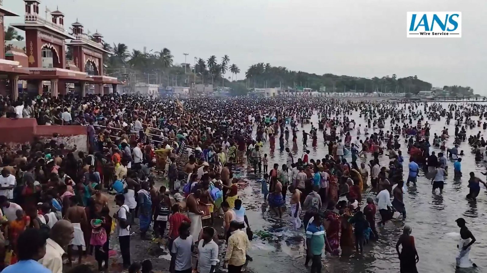रामेश्वरम में आस्था का सैलाब: पितरों को शांति देने उमड़े श्रद्धालु