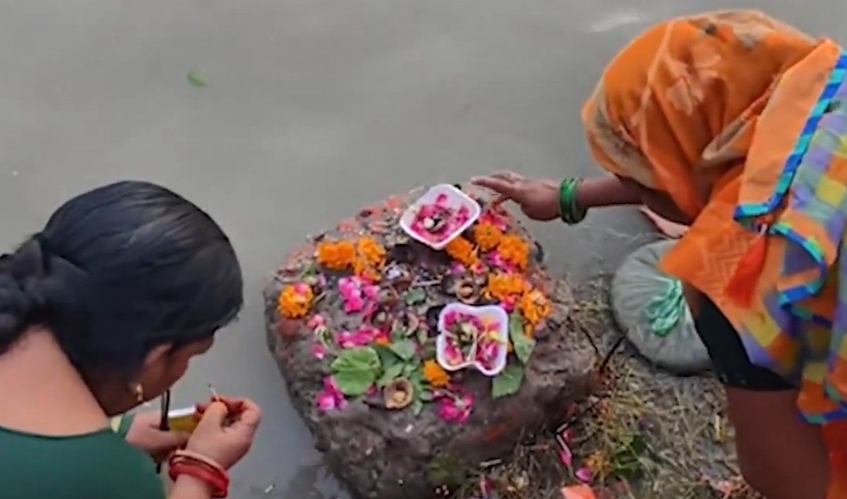 हरियाली तीज: पति की लंबी आयु का व्रत, त्रिवेणी संगम पर महिलाओं ने लगाई आस्था की डुबकी