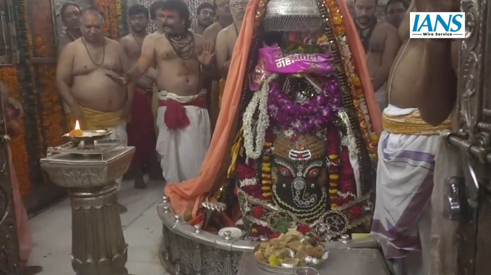 अलौकिक दर्शन: विशेष अभिषेक के साथ महाकालेश्वर में गूंजे धार्मिक मंत्र, हजारों ने पाया आशीर्वाद