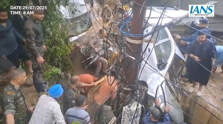 मंडी में भारी बारिश का कहर: जेल रोड पर मलबे में दबे घर, 2 शव बरामद