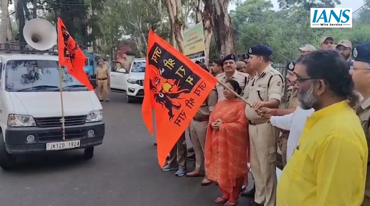 बुड्ढा अमरनाथ यात्रा का पहला जत्था रवाना, डीआईजी ने दिखाई हरी झंडी