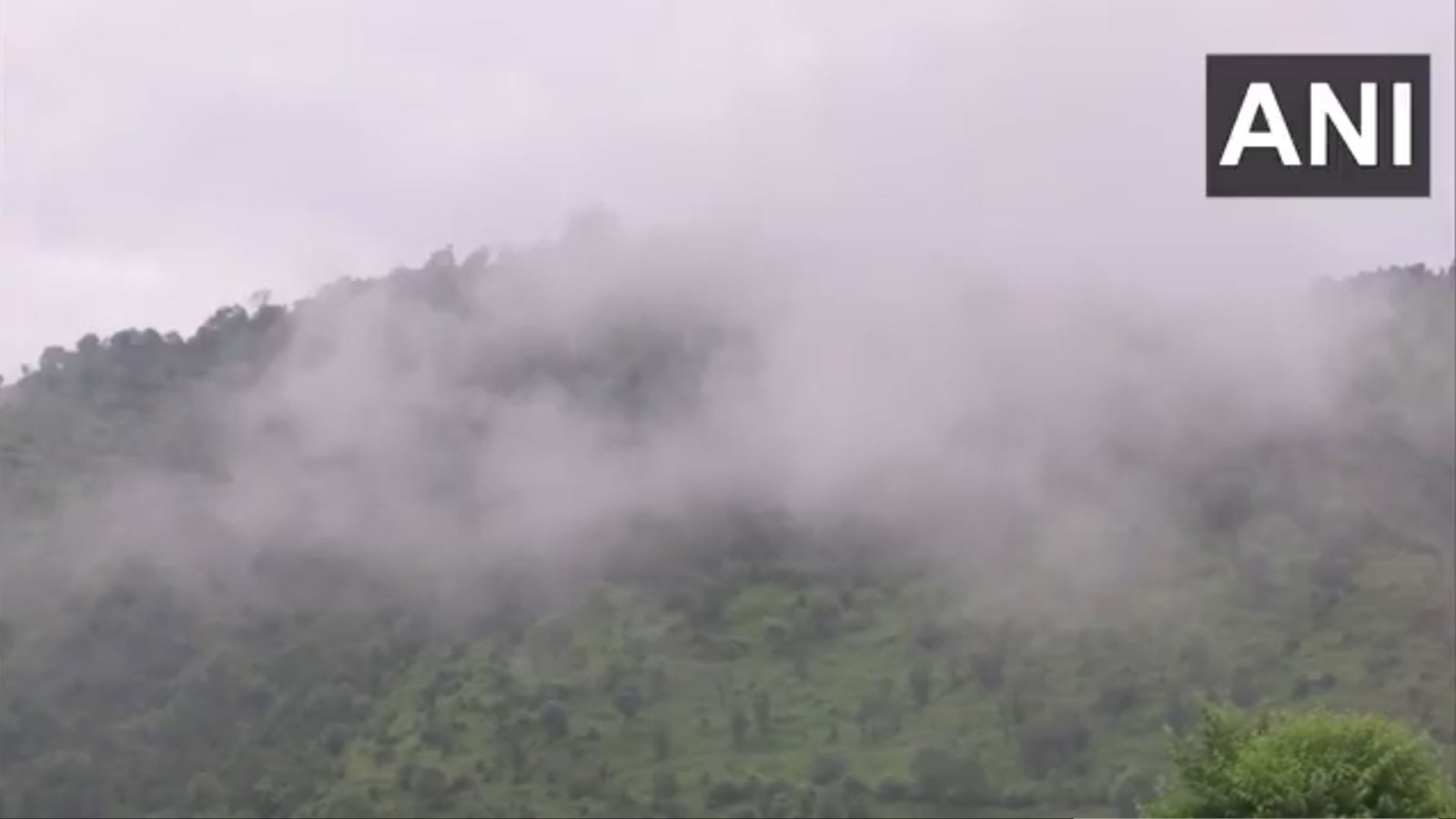 LOC पर भारतीय सेना की बड़ी कार्रवाई: दो आतंकियों को मार गिराया, हथियार बरामद