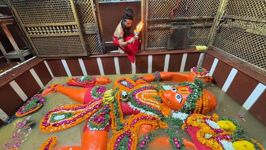 प्रयागराज में अद्भुत संयोग: नाग पंचमी पर तीसरी बार गंगा ने कराया हनुमान जी को अमृत स्नान