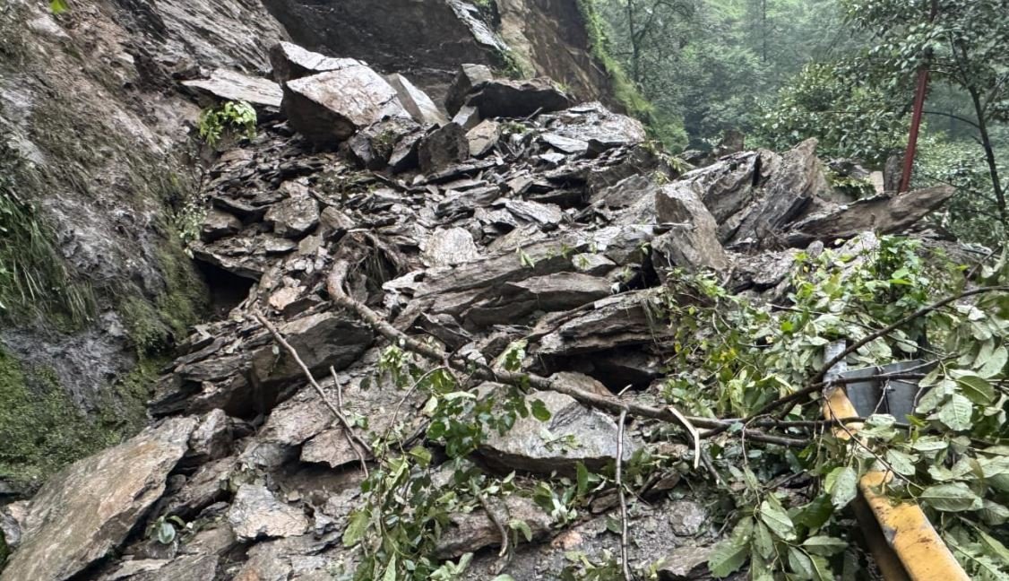 केदारनाथ यात्रा पर ब्रेक: पहाड़ी ढही, आवाजाही ठप, हजारों श्रद्धालु फंसे