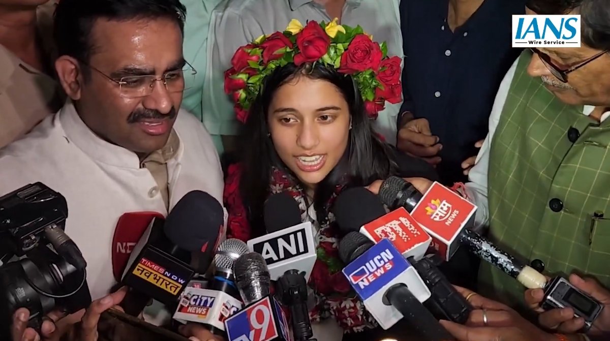 नागपुर की बेटी, विश्व चैंपियन दिव्या देशमुख की घर वापसी: परिवार और कोच को दिया जीत का श्रेय